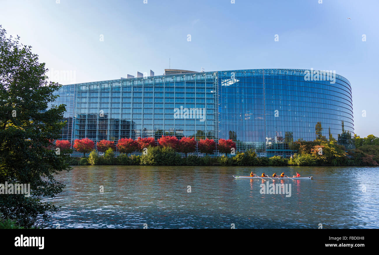 Le Parlement européen, de la rivière Ill et bateau à rames, Strasbourg, Bas-Rhin, Alsace, France Banque D'Images