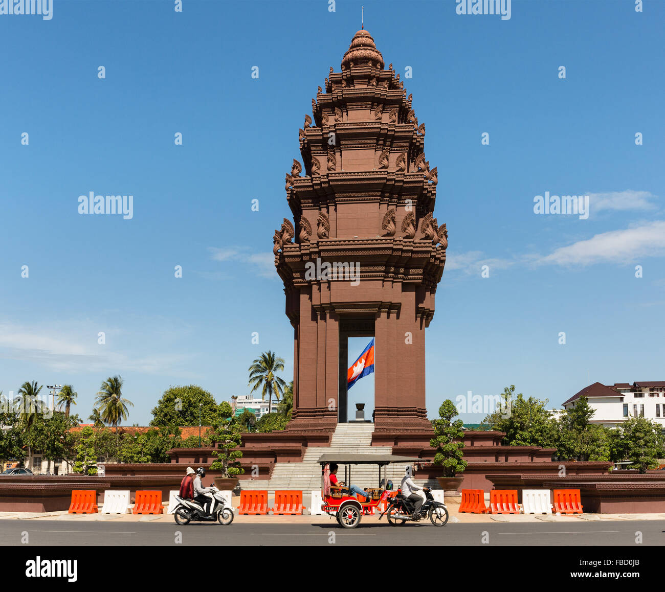 Au rond-point, le Monument de l'indépendance, Tuk Tuk taxi à l'Phnom Penh, Cambodge Banque D'Images