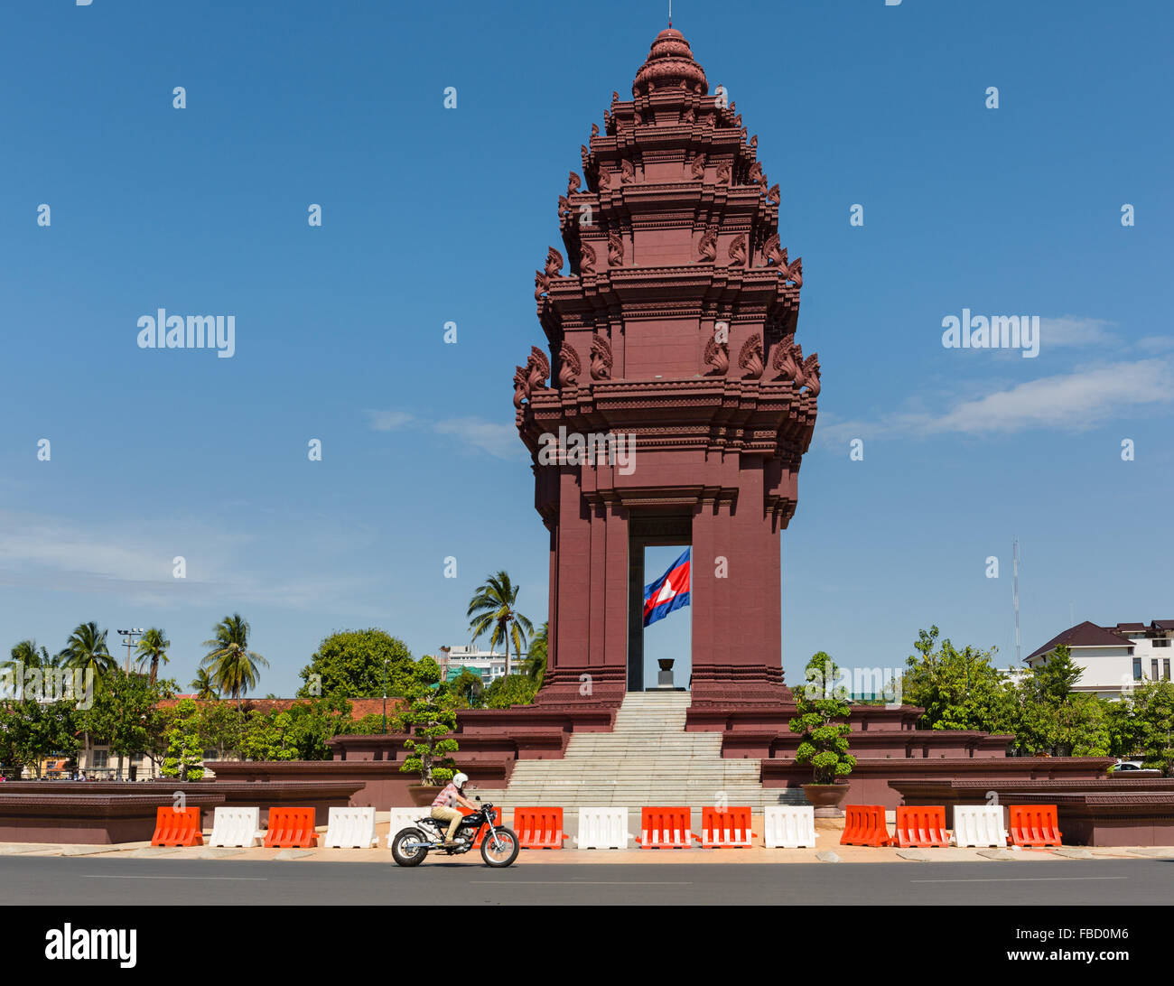 Au rond-point, le Monument de l'indépendance à la moto Phnom Penh, Cambodge Banque D'Images