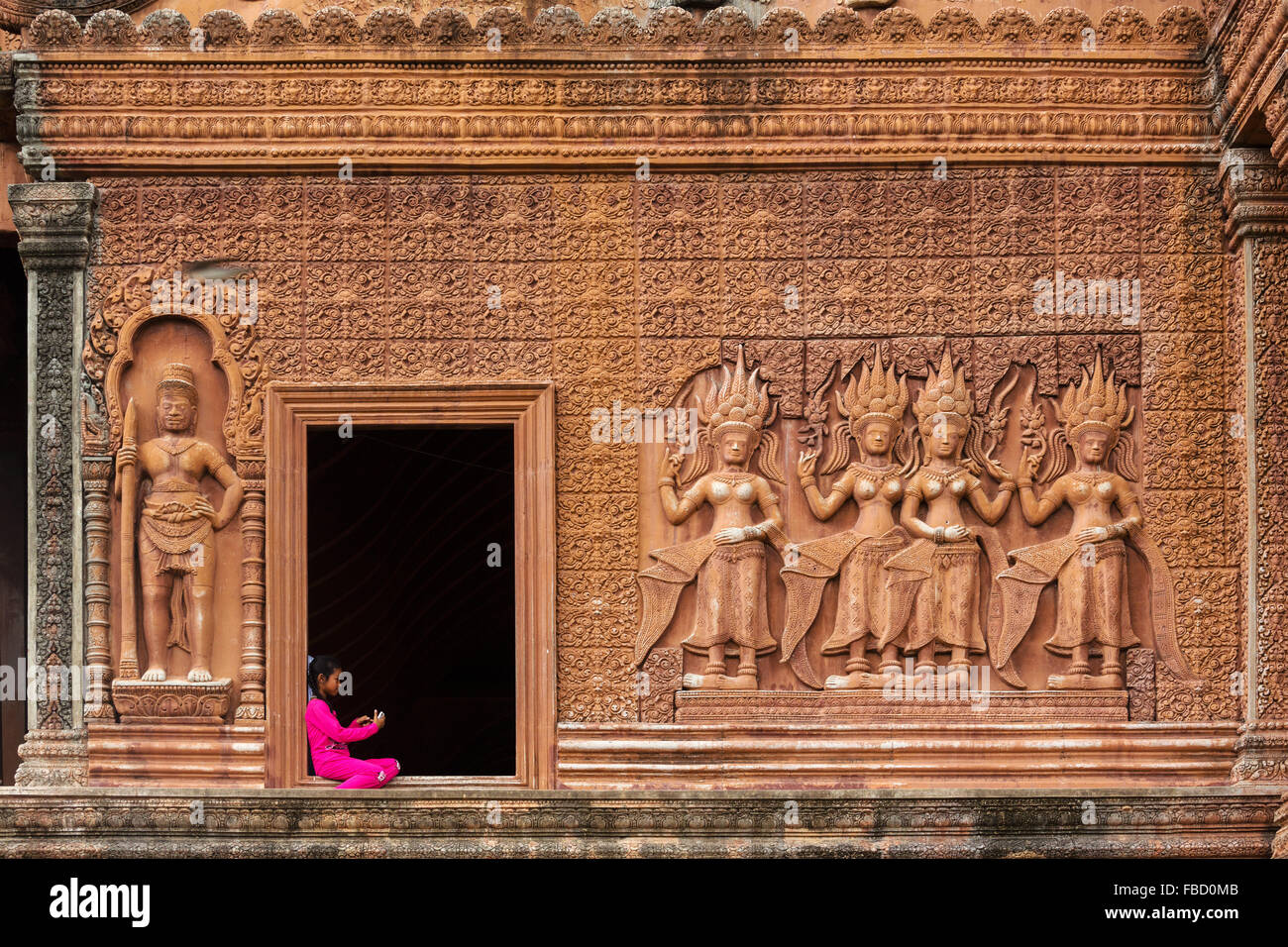 Fille assise en entrée, Prasat Phnom Penh en façade sud, temple à Sangkat Ponhea Pon, District de Ponhea Lueu, Phnom Penh Banque D'Images