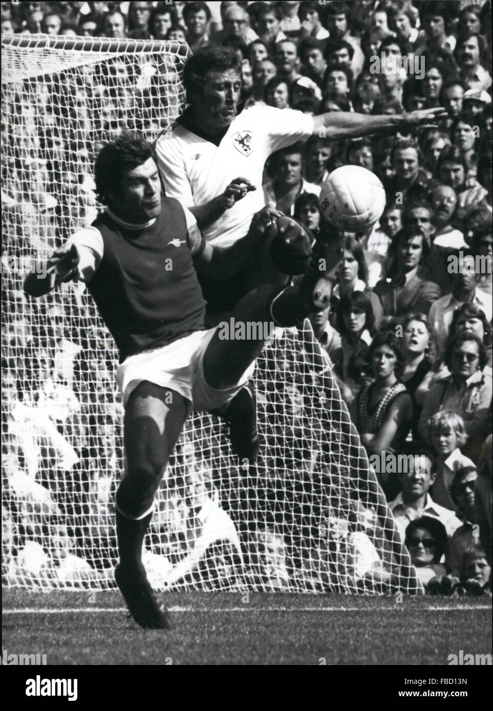 1962 - Toling. : Malcolm MacDonald (Arsenal) atteint le ballon avec ses pieds 5 pieds au-dessus du sol. En étroite présence est Bristol City's Geoff Merrick. © Keystone Photos USA/ZUMAPRESS.com/Alamy Live News Banque D'Images