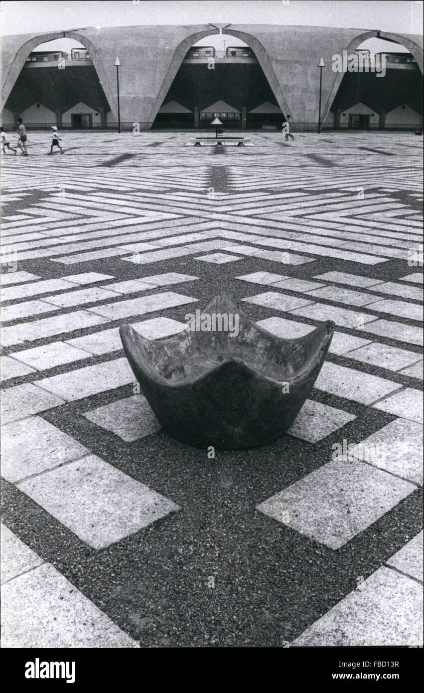 1962 - La terrasse Plaza est l'avant-cour du stade d'athlétisme vu dans l'arrière-plan. : Parc Olympique Tokyo prêt pour jeux. : le Parc Olympique Komazawa, à six kilomètres de Tokyo a été achevé cette semaine. Les 410 000 mètres carrés qui a coûté quatre milliards six cent millions de yen, enferme le stade d'athlétisme, un gymnase, un terrain de base-ball et de hockey sur gazon, sous la voie, le volley-ball, Jeux Olympiques Memorial Tower qui est aussi une tour de contrôle, une plaza et aires de stationnement. © Keystone Photos USA/ZUMAPRESS.com/Alamy Live News Banque D'Images