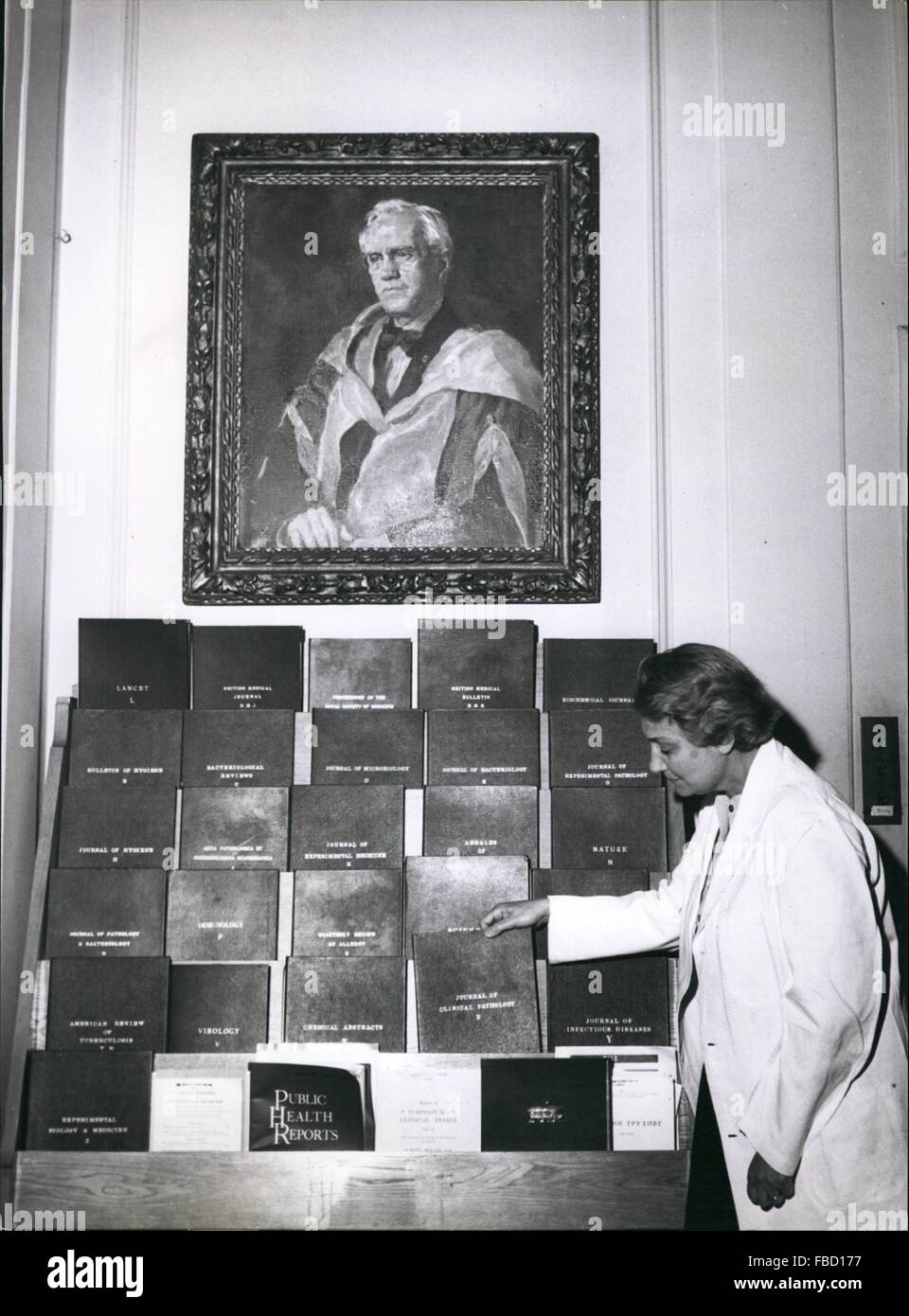 1962 - Dame Fleming choisit certains ouvrages de la collection qui repose sous la peinture de son mari dans l'Wright Fleming Institute Library. © Keystone Photos USA/ZUMAPRESS.com/Alamy Live News Banque D'Images