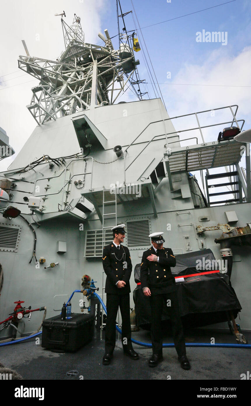 Vancouver, Canada. 14 Jan, 2016. Les membres de l'équipage de la Marine canadienne se tenir sur le pont du navire de guerre NCSM Vancouver à Vancouver, Canada, 14 janvier 2016. Le NCSM Vancouver a récemment terminé sa modernisation et extension de la vie, qui comprend un nouveau système de gestion de combat, de nouveaux radars, une nouvelle modernisation du système de guerre électronique, nouveau système intégré de gestion de plateforme et des missiles. Le navire mis en service en 1993 et est l'un des 12 frégates de la classe Halifax de la marine canadienne. © Liang sen/Xinhua/Alamy Live News Banque D'Images