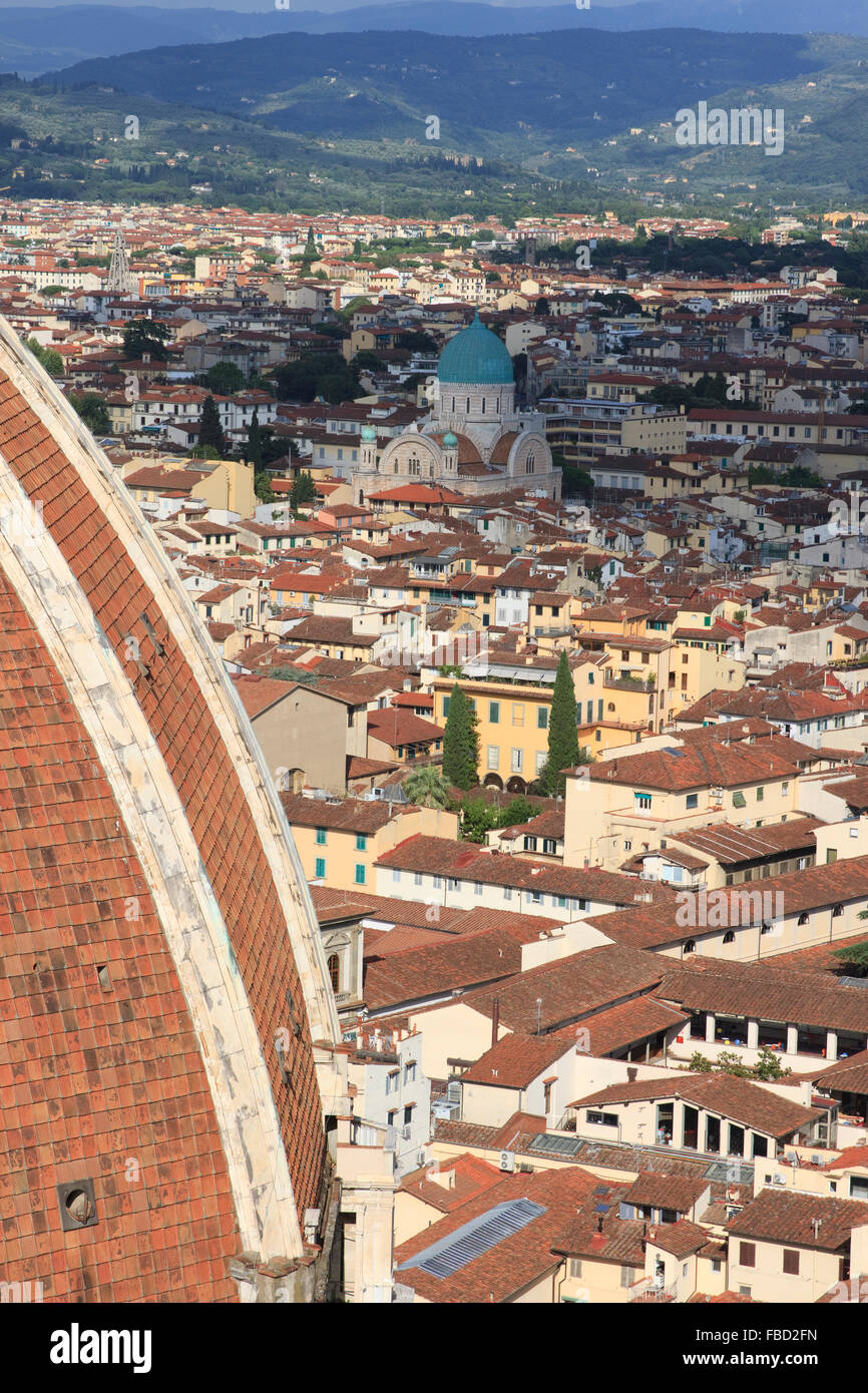 Coupole de la cathédrale de Florence avec le Tempio Israelitico di Firenze (Grande Synagogue de Florence) en arrière-plan. Banque D'Images