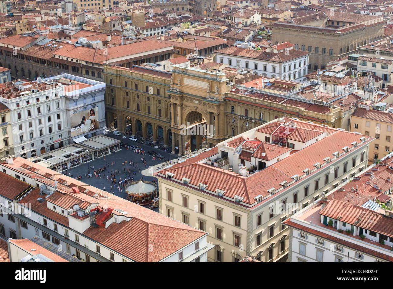Vue depuis le haut de campanile de Giotto, Florence, Italie, en regardant vers la Piazza della Repubblica. Banque D'Images
