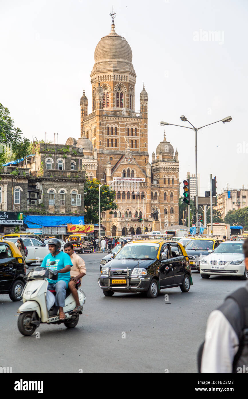 Des personnes non identifiées par la Corporation Municipale Bâtiment dans Mumbai, Inde. Banque D'Images