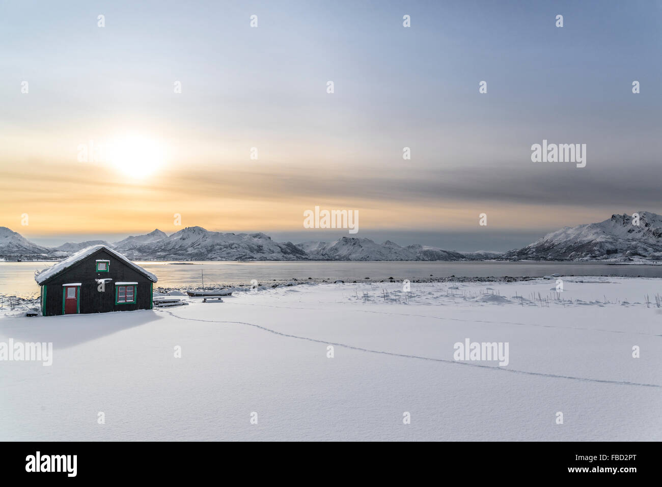 Cottage par le fjord près de Holmstad, Vesterålen sans petrole, Norvège Banque D'Images