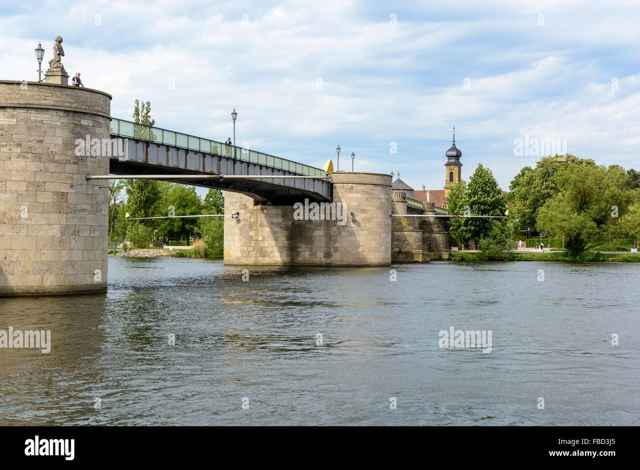 Vieux Pont Principal avec l'église de la Sainte Croix, Kitzingen, Bavière, Allemagne Banque D'Images