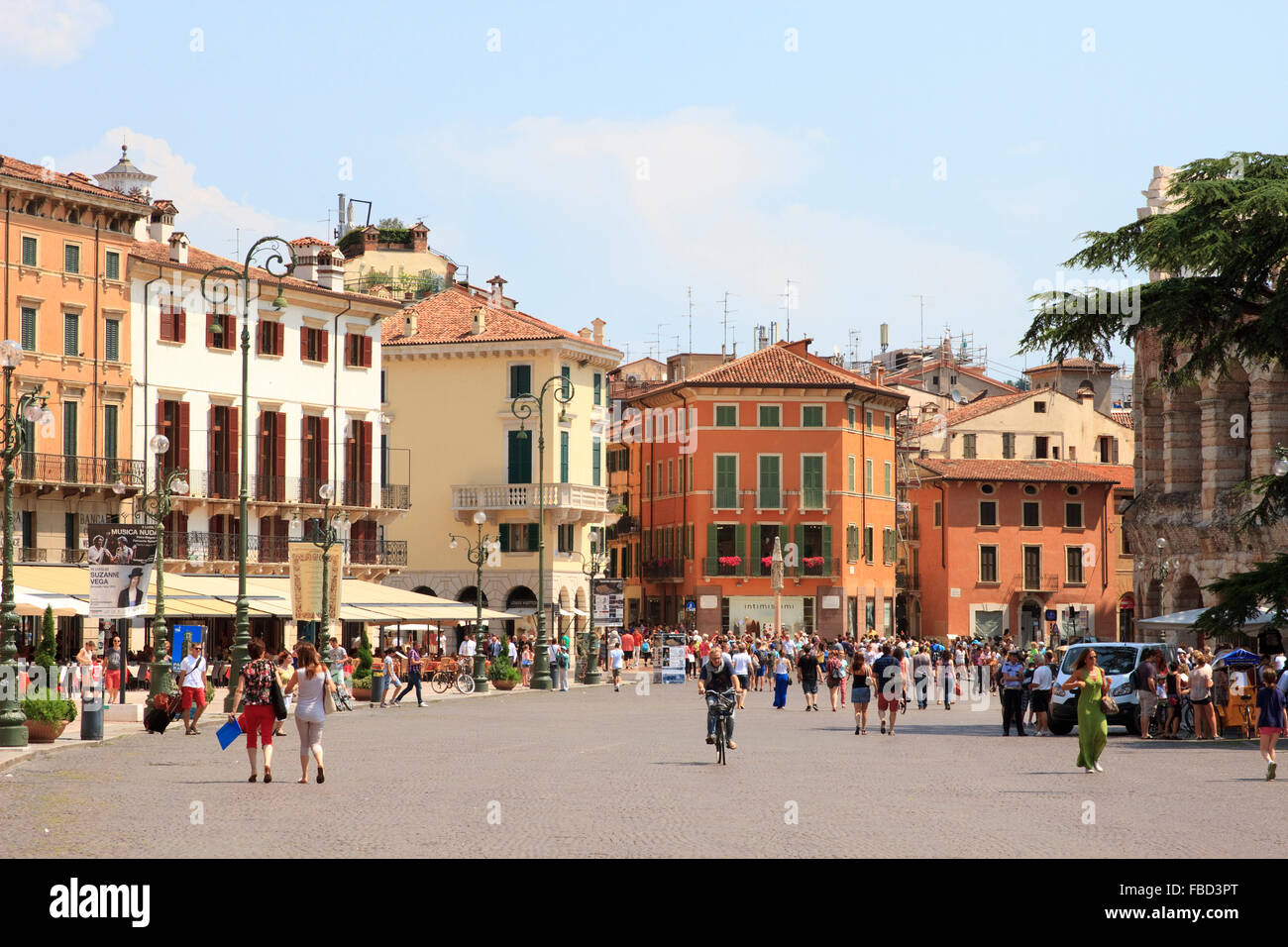 La Piazza Brà, souvent raccourcie à Bra, est la plus grande place de  Vérone, en Italie Photo Stock - Alamy