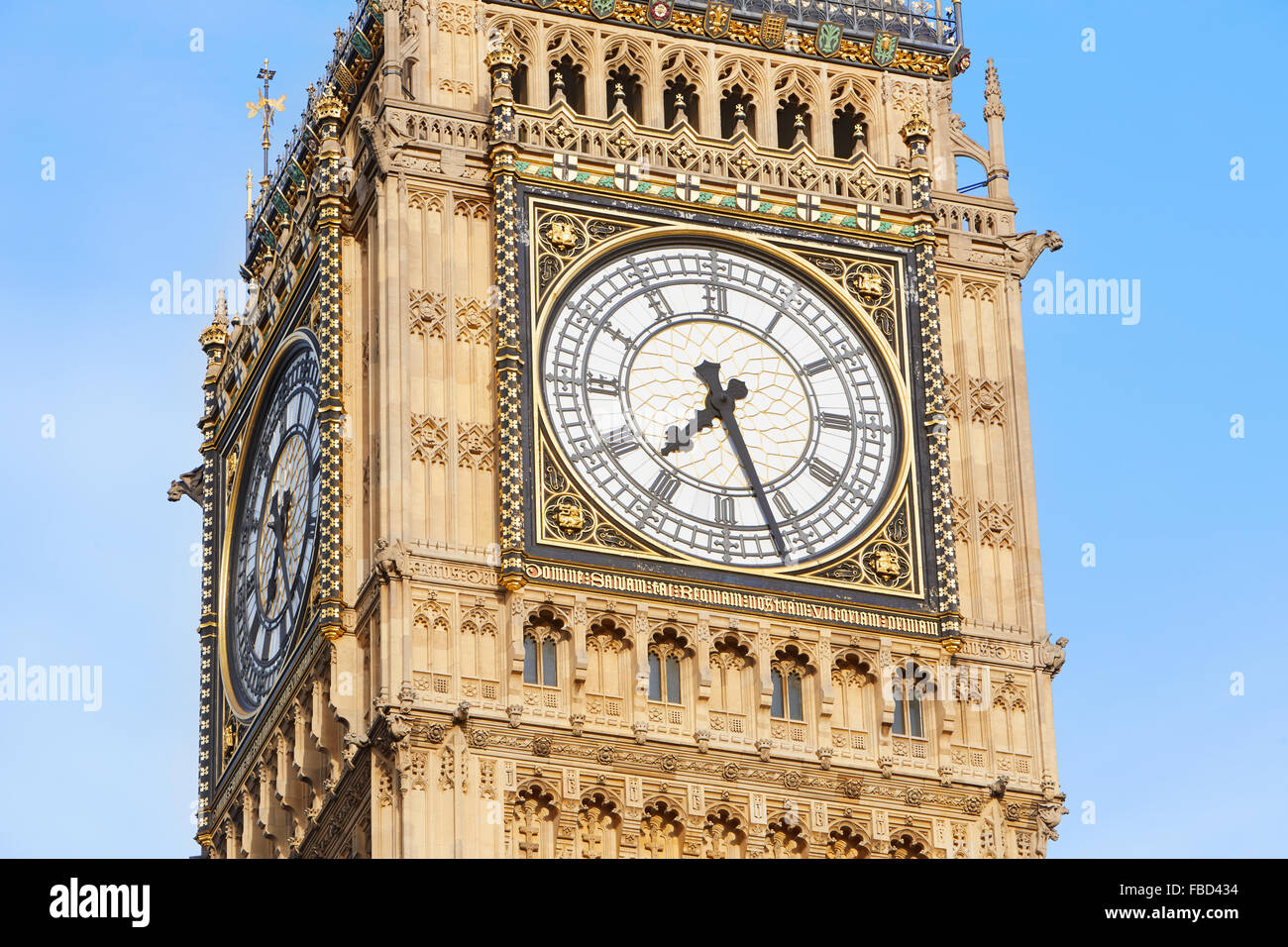 Près de Big Ben à Londres, ciel bleu Banque D'Images