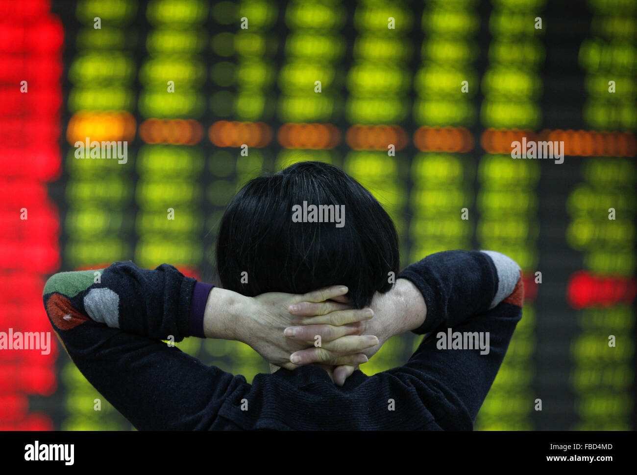 Un investisseur est de dormir sur le fauteuil dans un marché boursier à Huaibei, la province de l'Anhui, est de la Chine le 15 mai 2016. Le Shanghai Composite Index SHCOMP, -3.55 % a chuté 3,55 % à 2 900,97. L'indice a chuté de 20  % par rapport à son sommet récent, la définition d'un marché baissier, conclu le 22 décembre. Banque D'Images