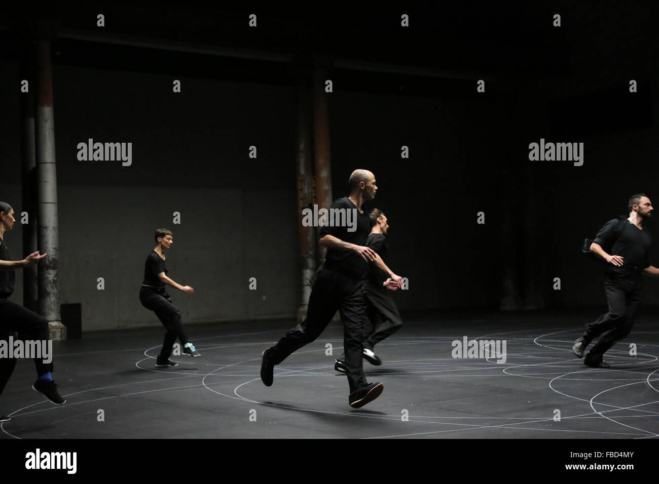 Sydney, Australie. 15 janvier 2016. Les médias ont donné un aperçu de 'Vortex Temporum' par la chorégraphe belge Anne Teresa De Keersmaeker, avec la musique de la fin du compositeur français Gérard Grisey. Sept danseurs et six musiciens partagé la scène, chaque danseur traduisant les sons d'un instrument particulier dans une action dynamique. Vortex Temporum sera montré dans le cadre du Festival de Sydney. Crédit : Richard Milnes/Alamy Live News Banque D'Images