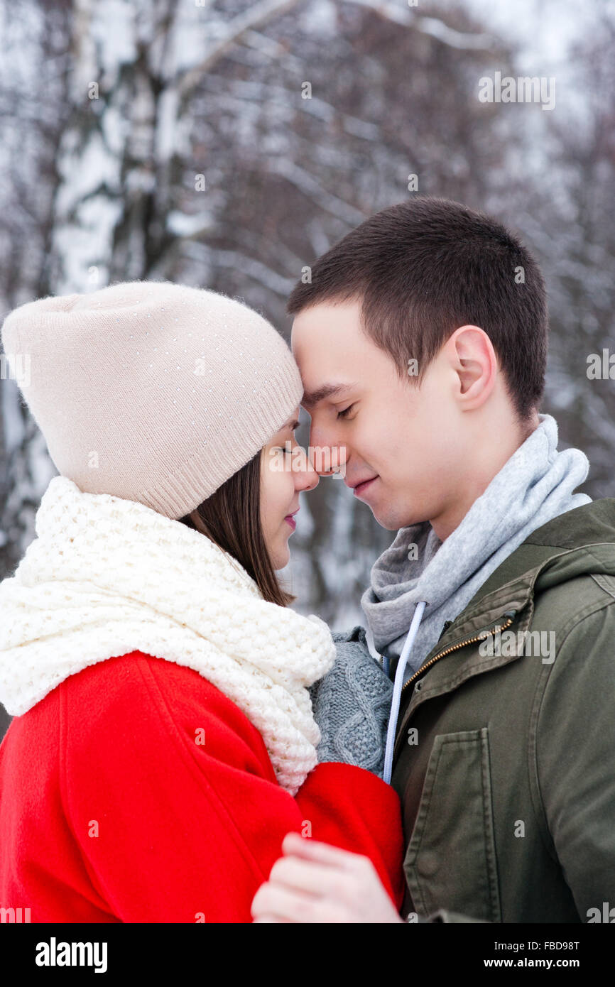 Happy Young Couple in Winter Park s'amusant.famille en plein air. amour kiss Banque D'Images