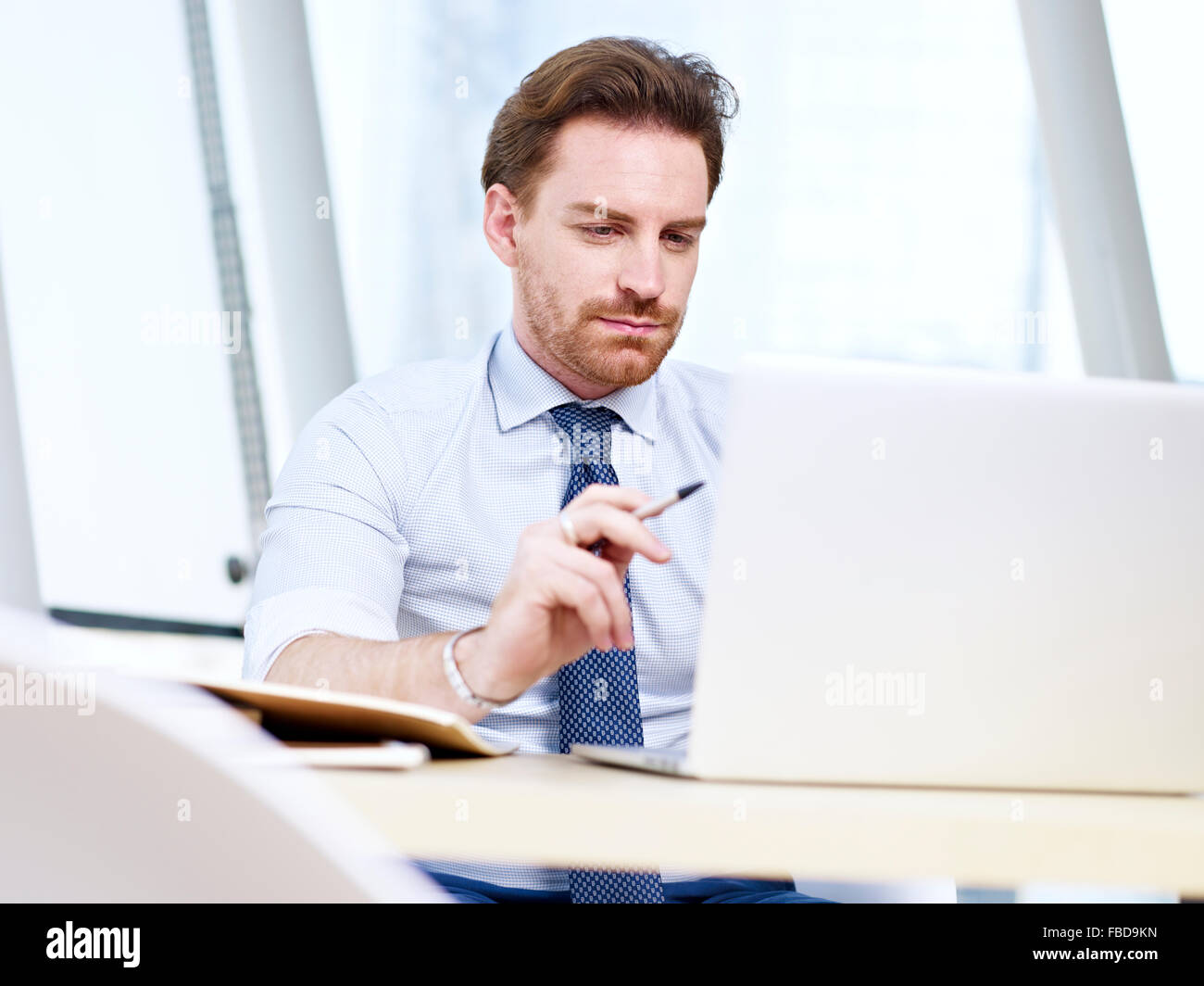 Business Man working in office with laptop Banque D'Images