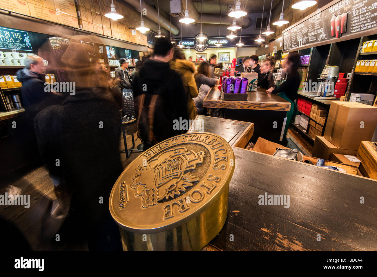 Starbucks coffee place d'origine, le premier magasin Starbucks créé en 1971 à Pike Place Market, Seattle, Washington, USA Banque D'Images