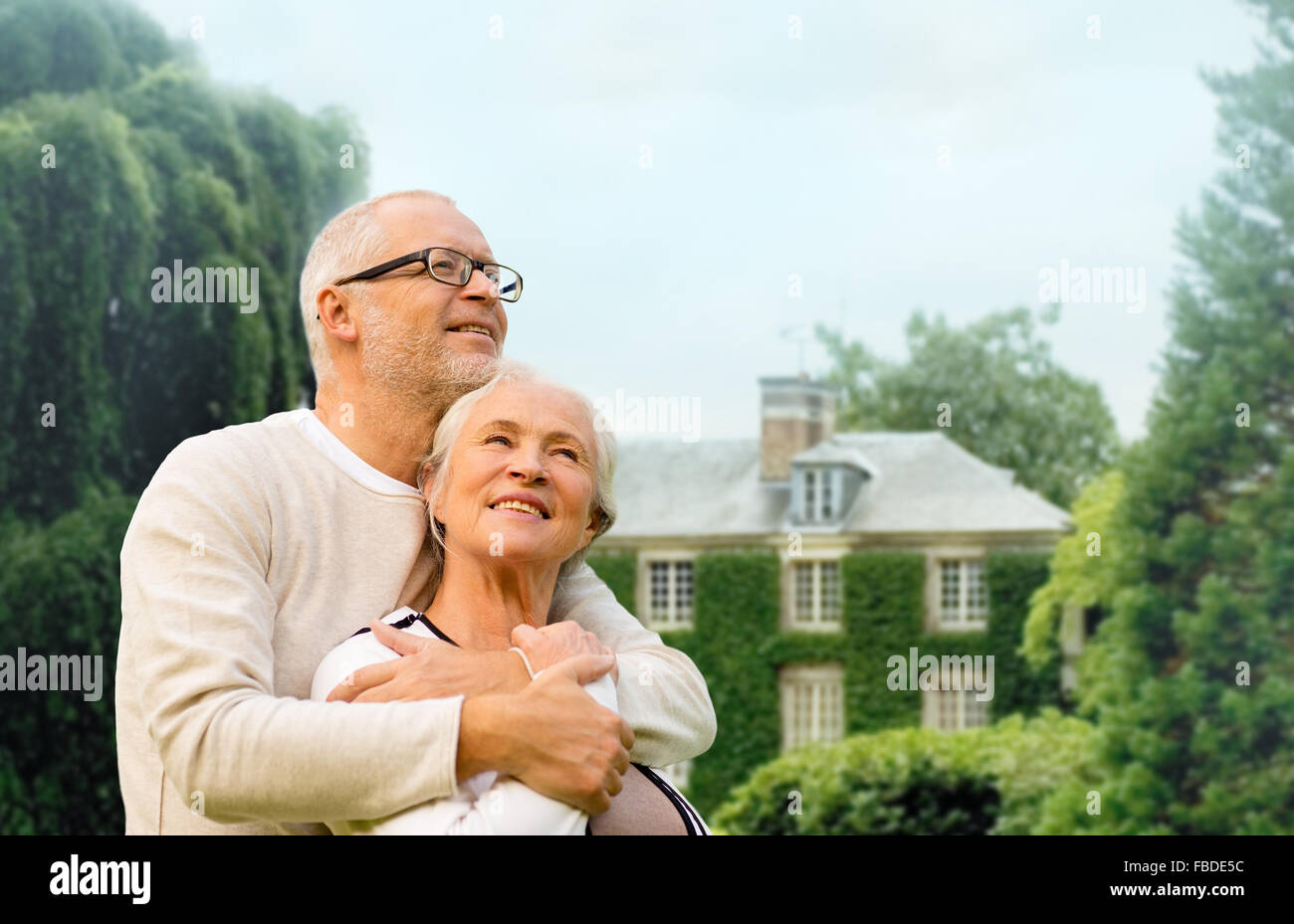 Senior couple hugging plus vivant chambre historique Banque D'Images