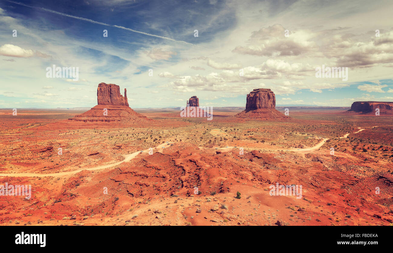 Stylisé Vintage vue panoramique sur Monument Valley, USA. Banque D'Images