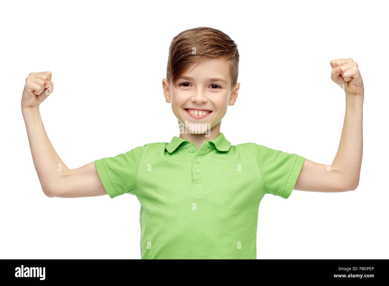 Happy boy en polo t-shirt montrant une forte fists Banque D'Images