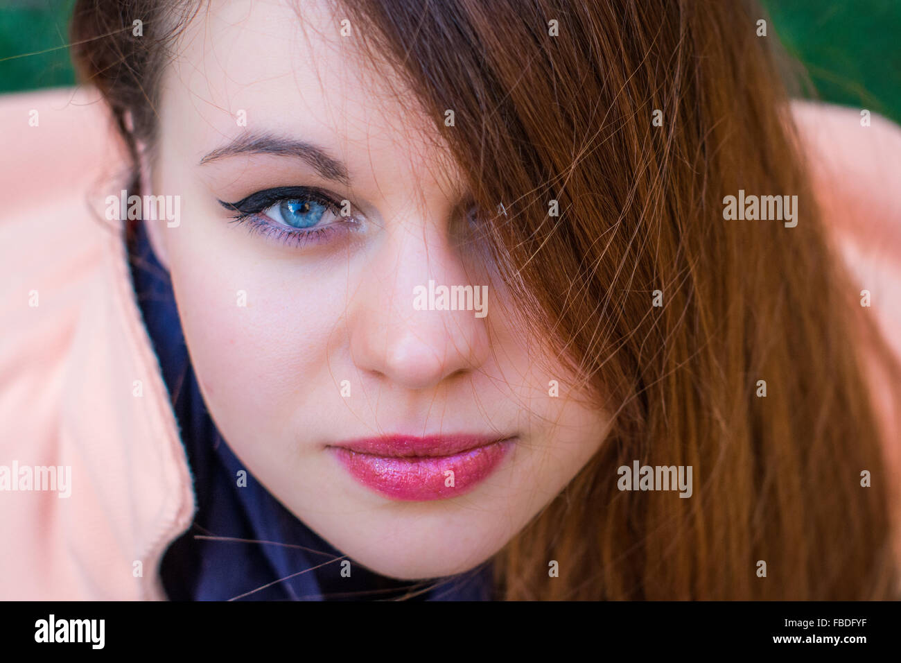 Portrait Portrait d'une jeune femme sérieuse Photo Stock Alamy
