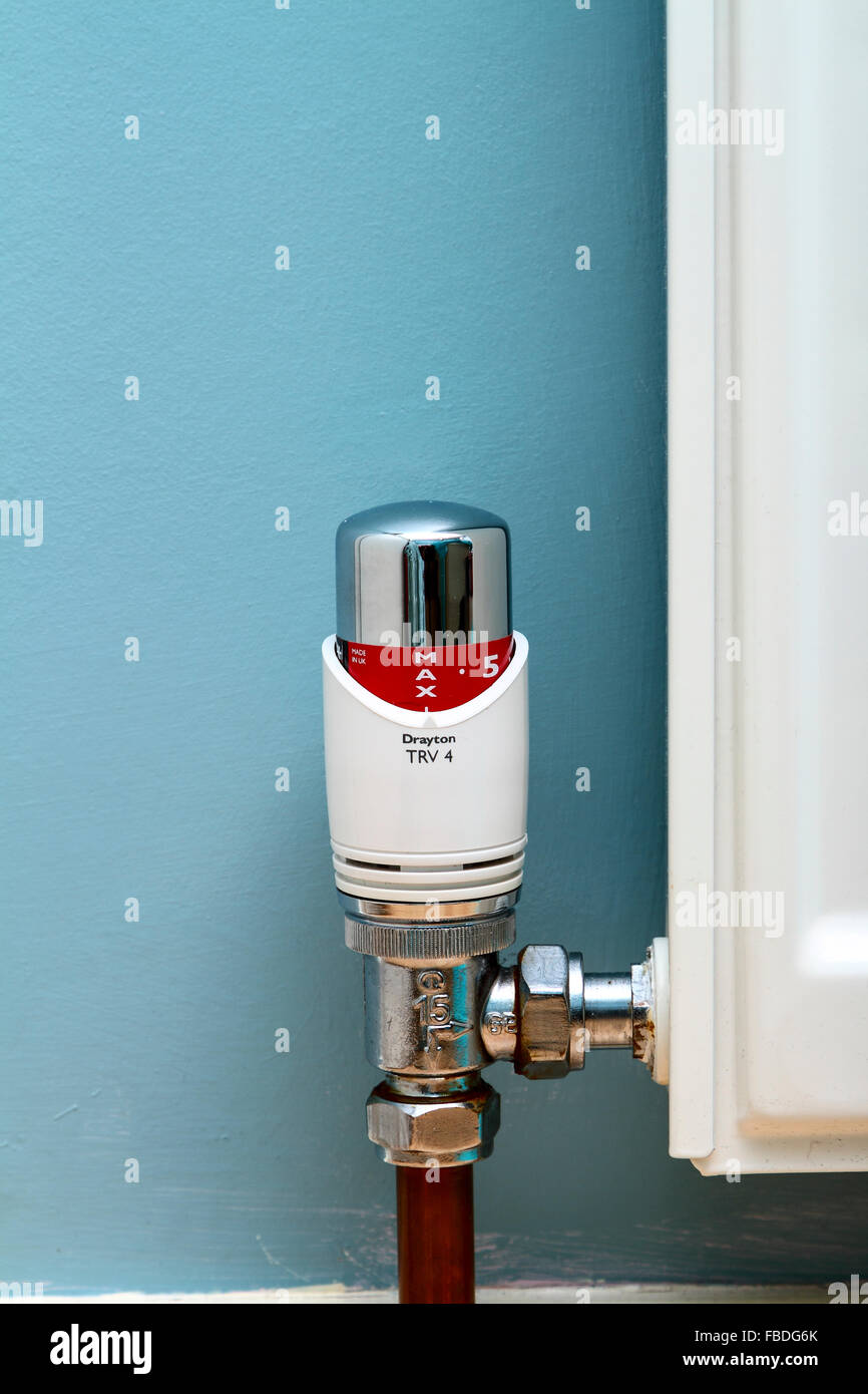 Radiateur de chauffage central avec thermostat réglé au maximum pour suggérer à l'extérieur par temps froid d'hiver glacial Banque D'Images
