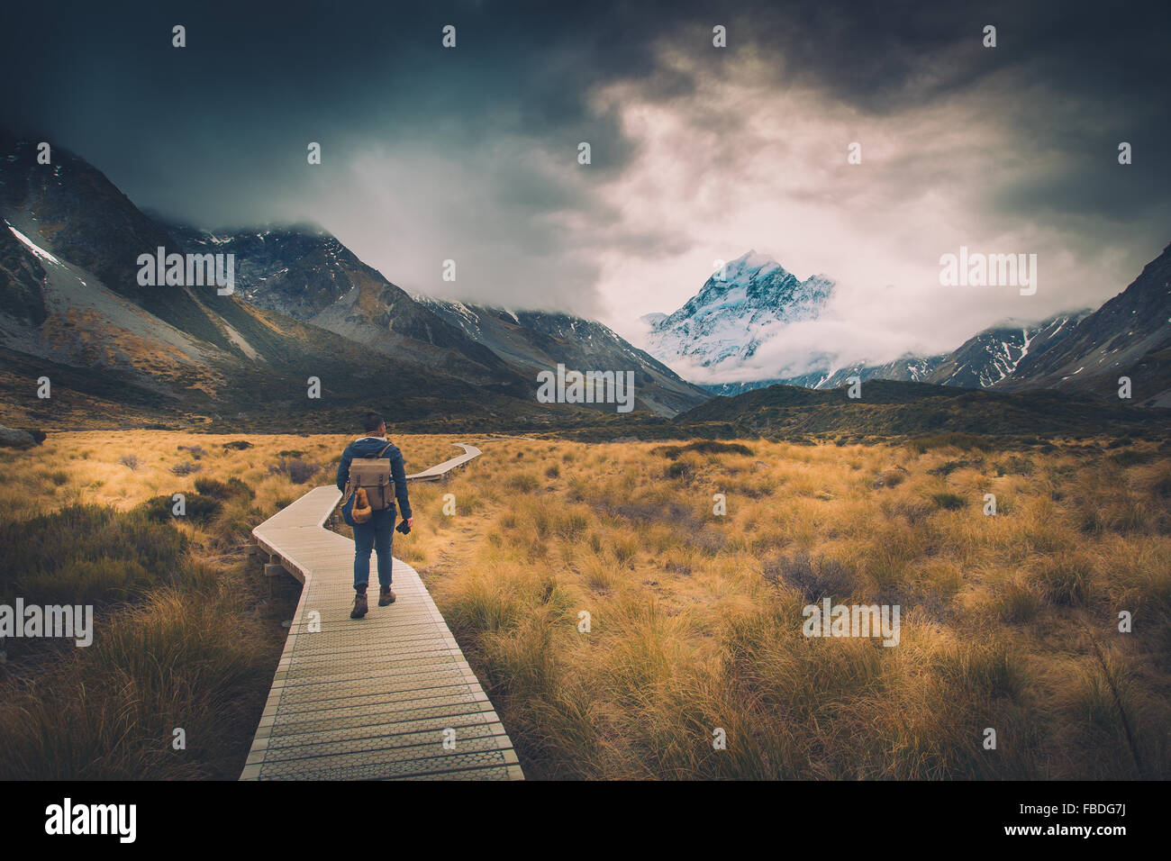Homme Marchant sur chemin de montagne Banque D'Images