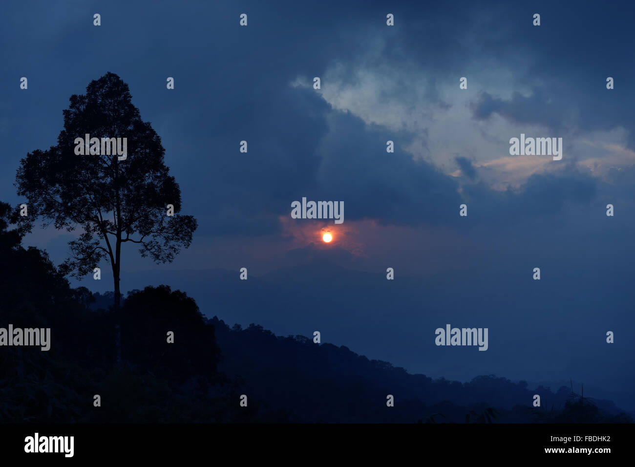 Scène magnifique coucher de soleil dans la montagne Banque D'Images
