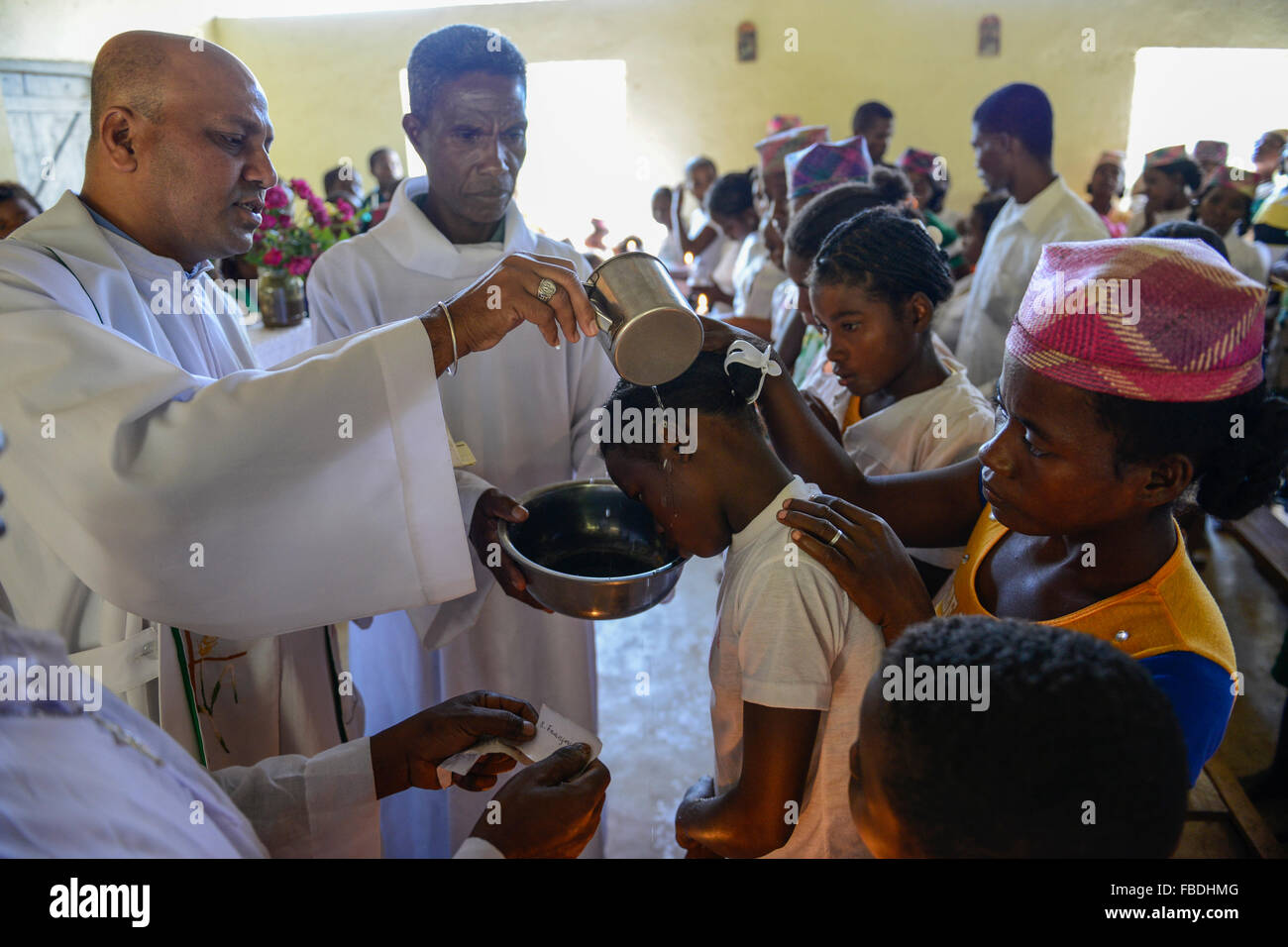 MADAGASCAR Mananjary, Vohilava, village Tanambao Nord, tribu Tanala, le baptême dans l'Eglise catholique Banque D'Images