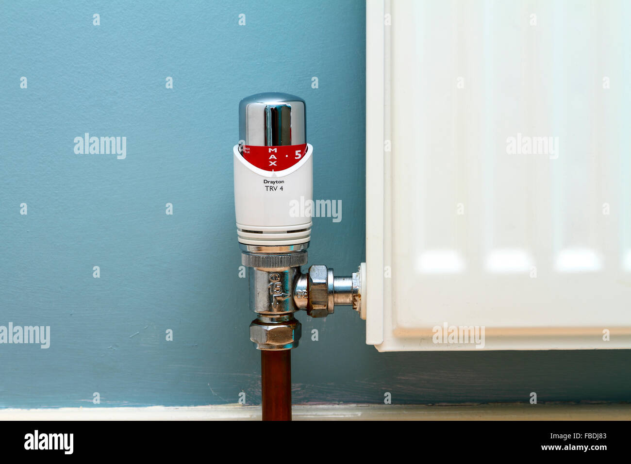 Radiateur de chauffage central avec thermostat réglé au maximum pour suggérer à l'extérieur par temps froid d'hiver glacial Banque D'Images