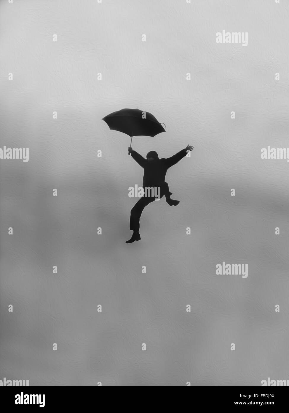 Enfant volant avec un parapluie sur un ciel nuageux fond Banque D'Images