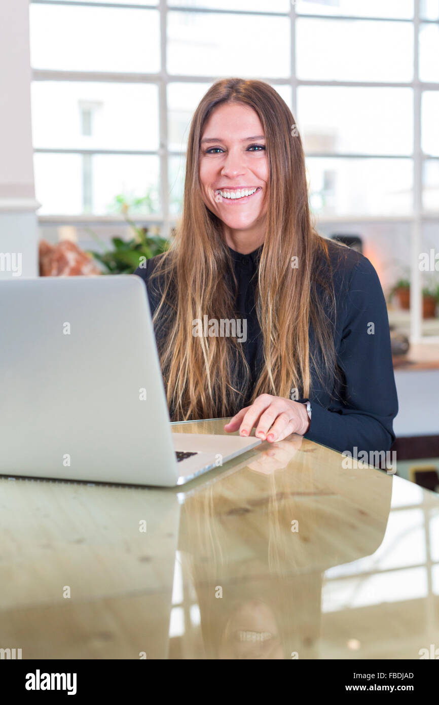 Deutschland, München, Portrait junge Geschäftsfrau im Büro mit coffre Banque D'Images