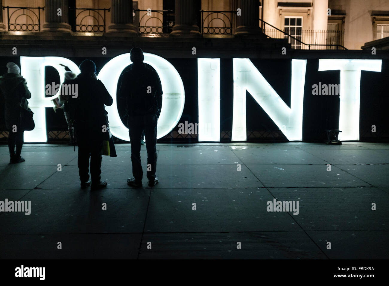 Le panneau lumineux original du bâtiment Centre point, symbole emblématique de Londres des années 1960, est exposé lors de Lumiere London, un nouveau festival de lumière dans le centre de Londres. Le festival, qui présente plus de trente installations par des artistes internationaux renommés, a eu lieu entre le 14-17 janvier 2016. Banque D'Images