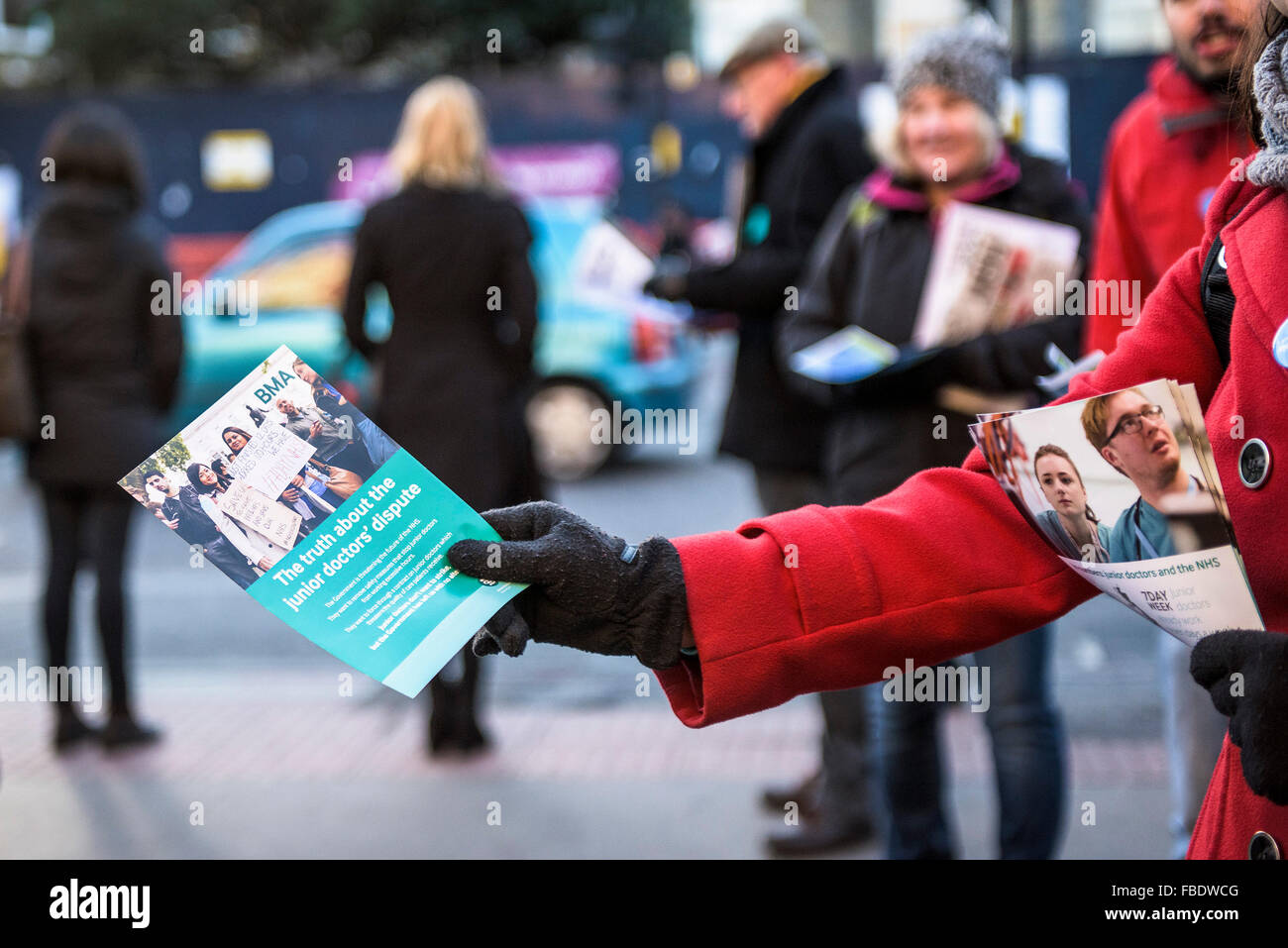 Les médecins commencent leur action de grève de 24 heures la distribution de tracts qu'ils forment une ligne de piquetage à l'extérieur du Royal London Hospital Banque D'Images