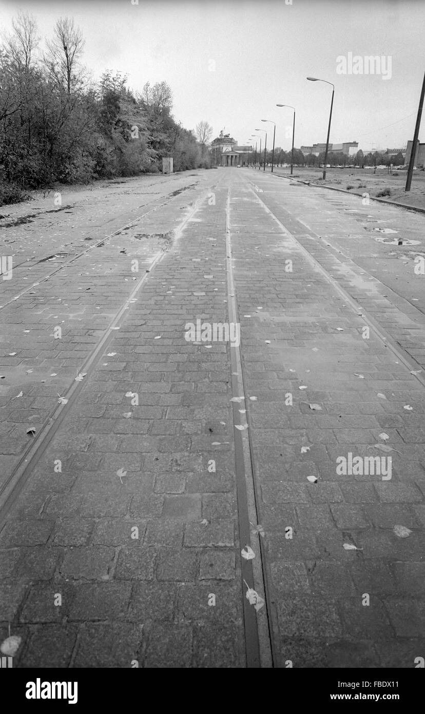 Vieilles lignes de tram et les rails jusqu'à la porte de Brandebourg très peu après la réunification allemande. Banque D'Images