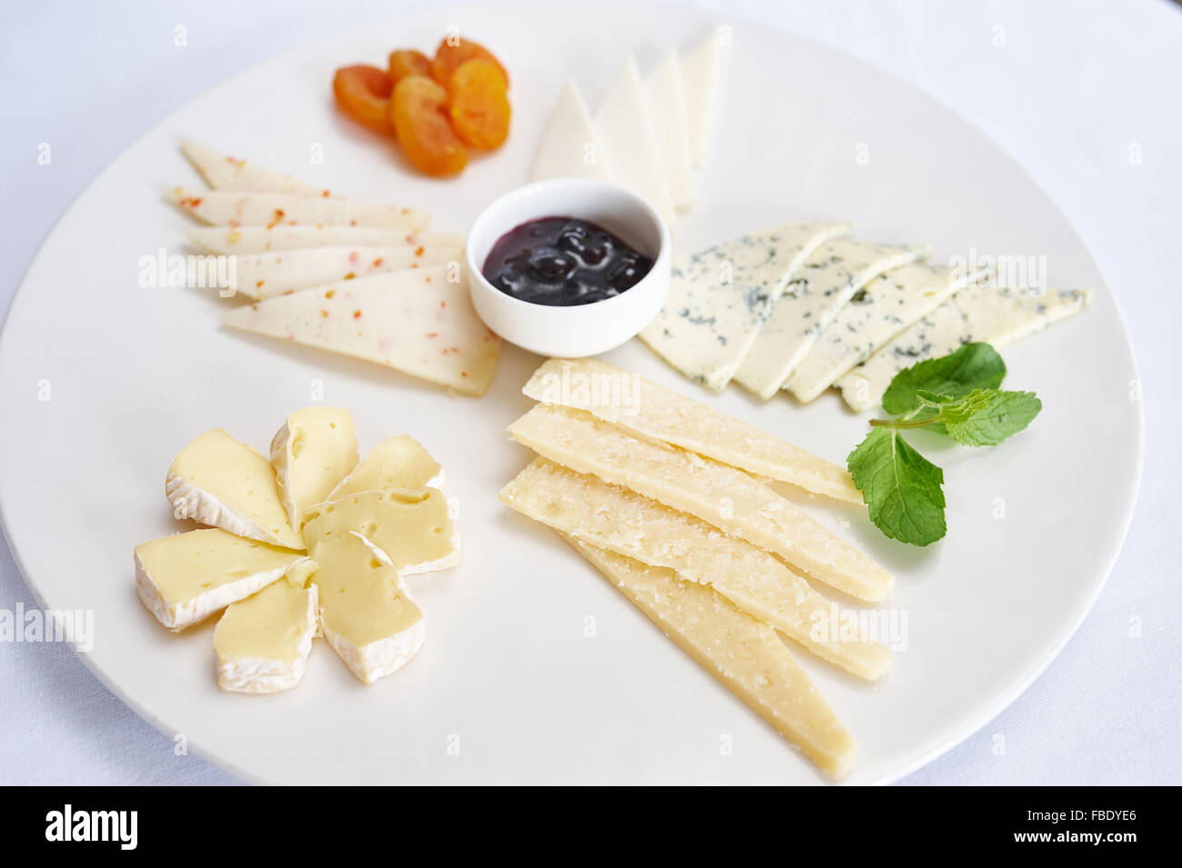 Plateau de fromages sur assiette blanche studio shot Banque D'Images