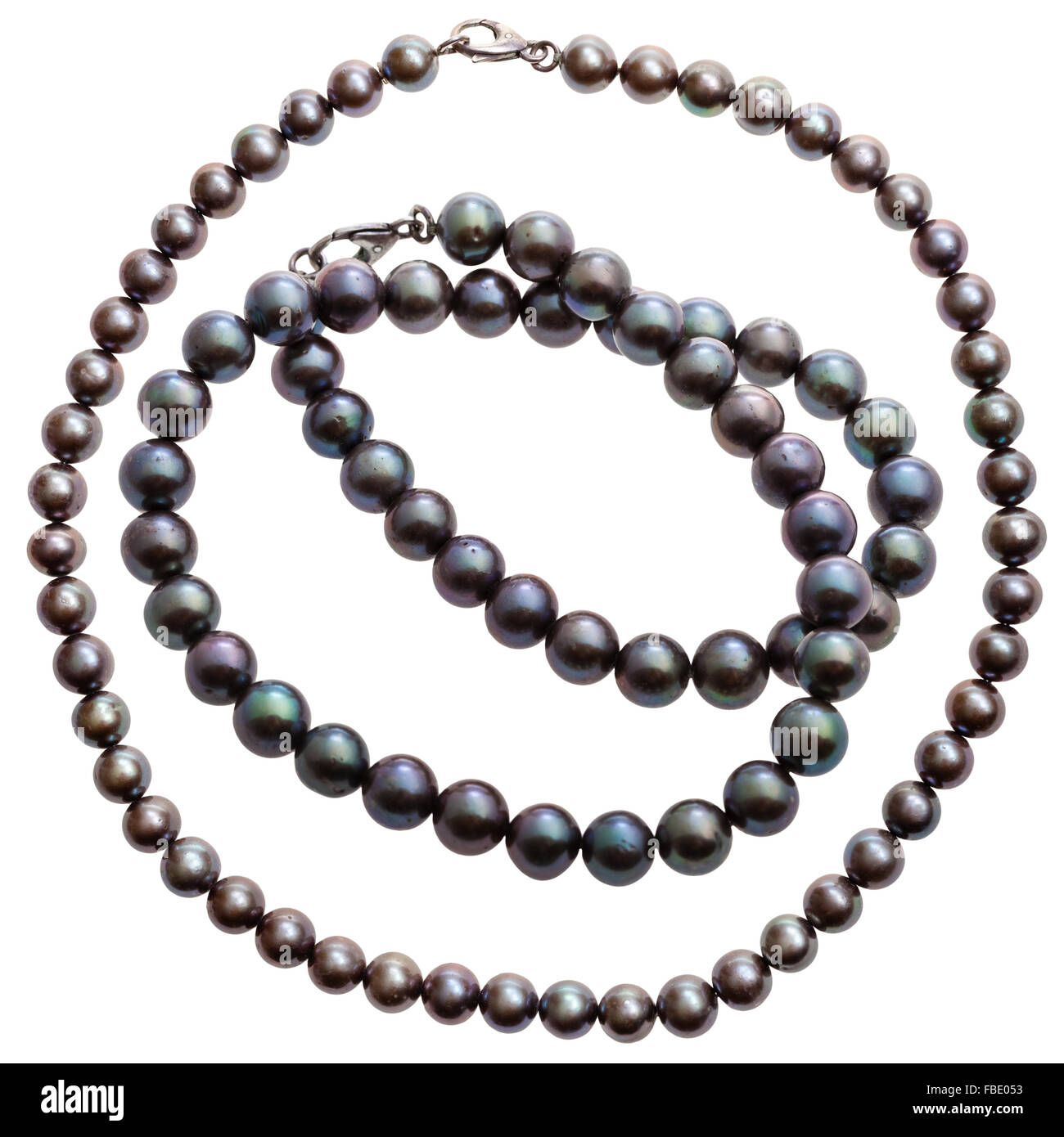 Ensemble de colliers de perles noires naturelles isolé sur fond blanc Banque D'Images