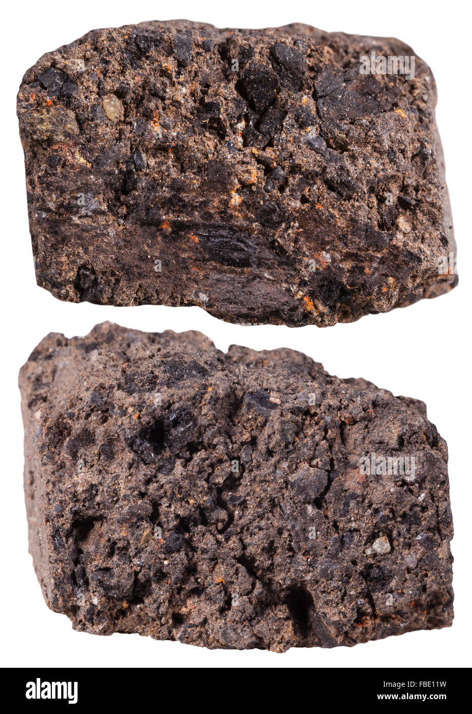La prise de vue macro d'échantillon de roche naturelle - deux morceaux de tourbe roche isolé sur fond blanc Banque D'Images