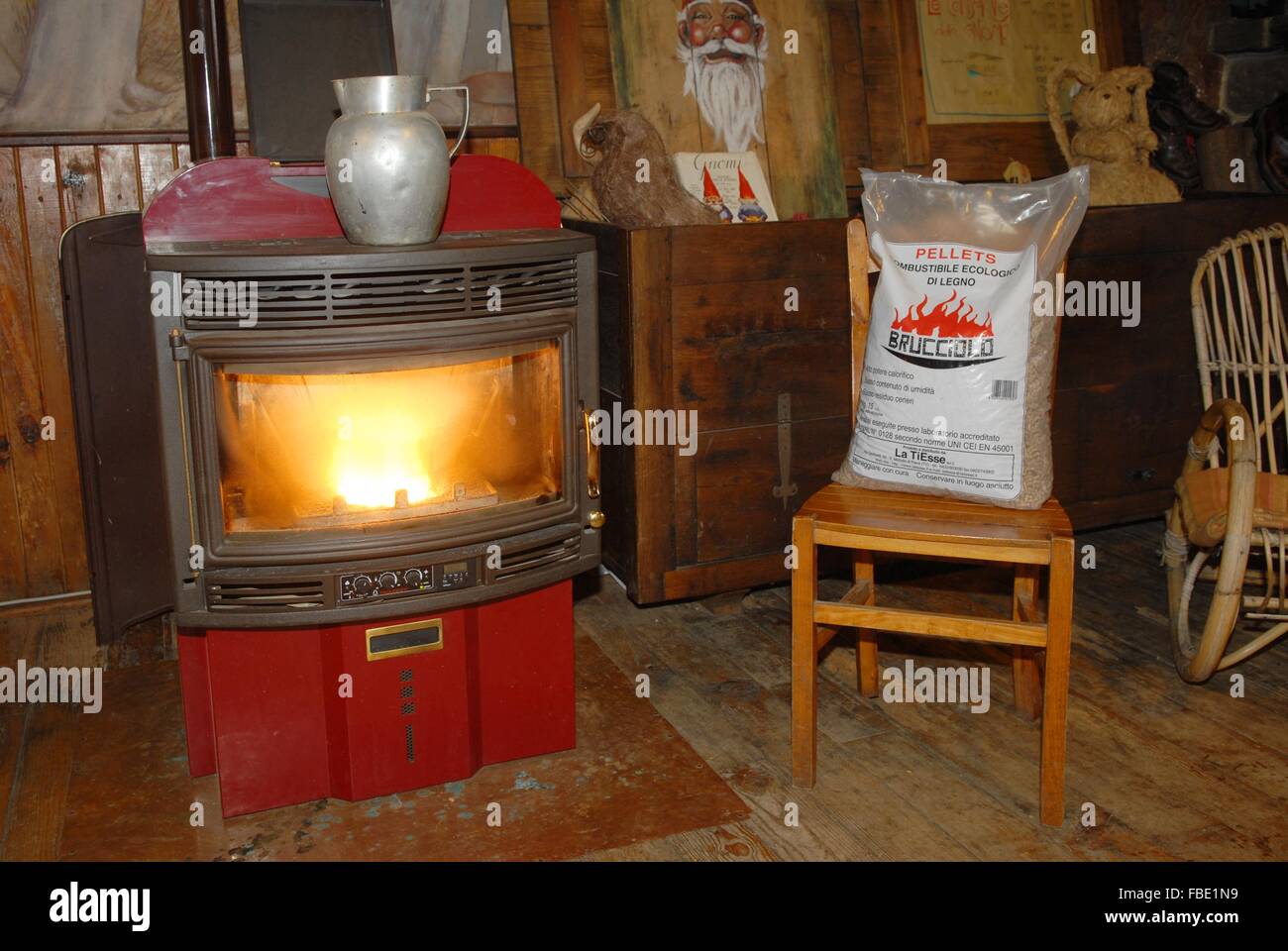 Cuisinière nourris avec des granulés de bois (combustible écologique résultant de l'écarte du travail du bois) Banque D'Images