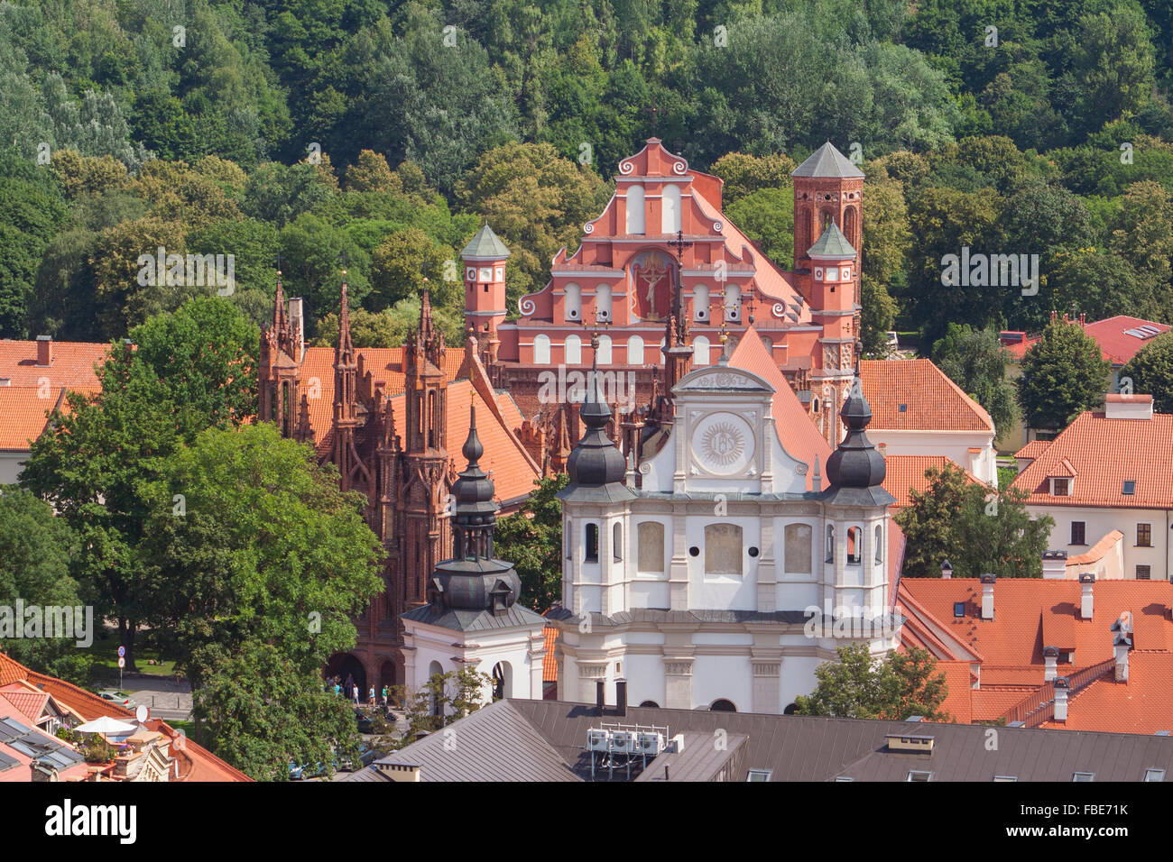 Vue sur l'église de St Anne, Bernardine Église et l'Église Heritage Museum, Vilnius, Lituanie Banque D'Images