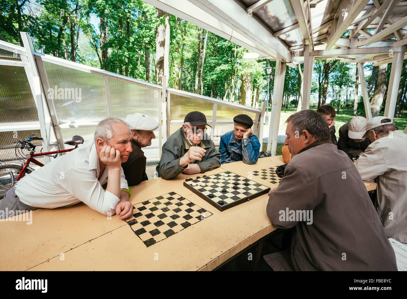 Biélorussie, MINSK - 9 mai 2014 : les retraités actifs, de vieux amis et de temps libre, les hommes s'amusant et en jouant aux échecs à city Banque D'Images