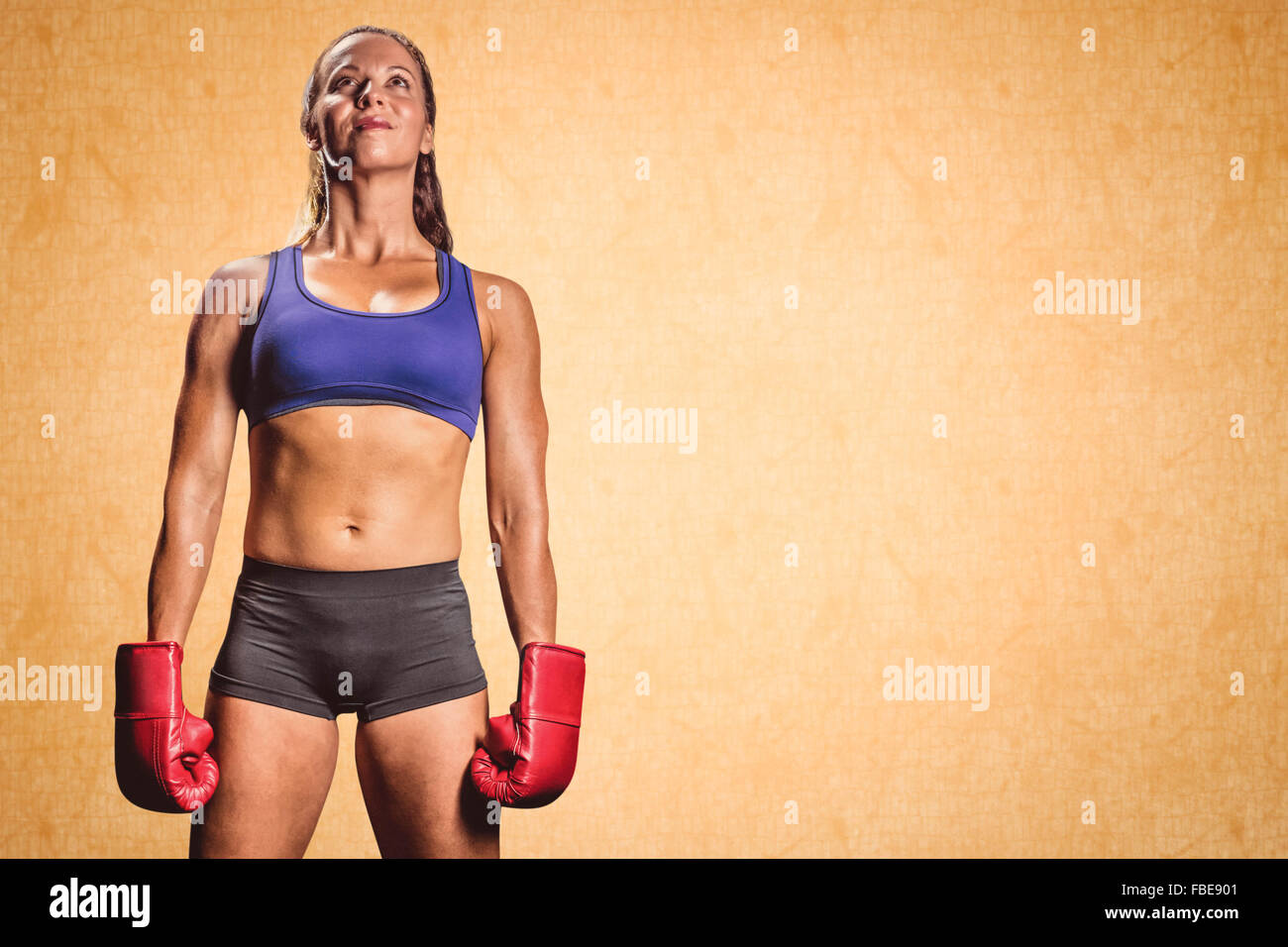 Image composite du comité permanent de l'athlète féminine avec des gants Banque D'Images