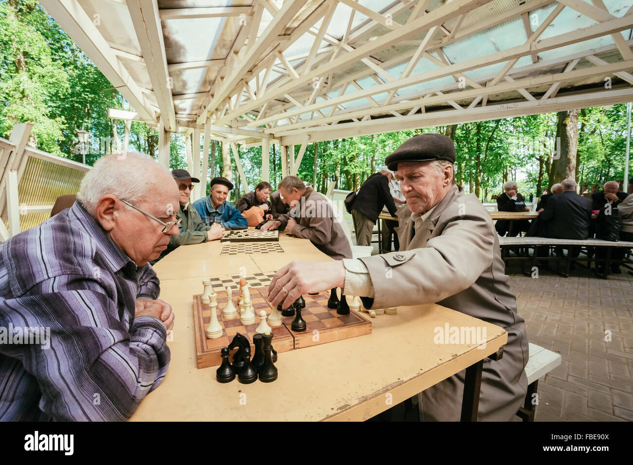 Biélorussie, MINSK - 9 mai 2014 : les retraités actifs, de vieux amis et de temps libre, les hommes s'amusant et en jouant aux échecs à city Banque D'Images