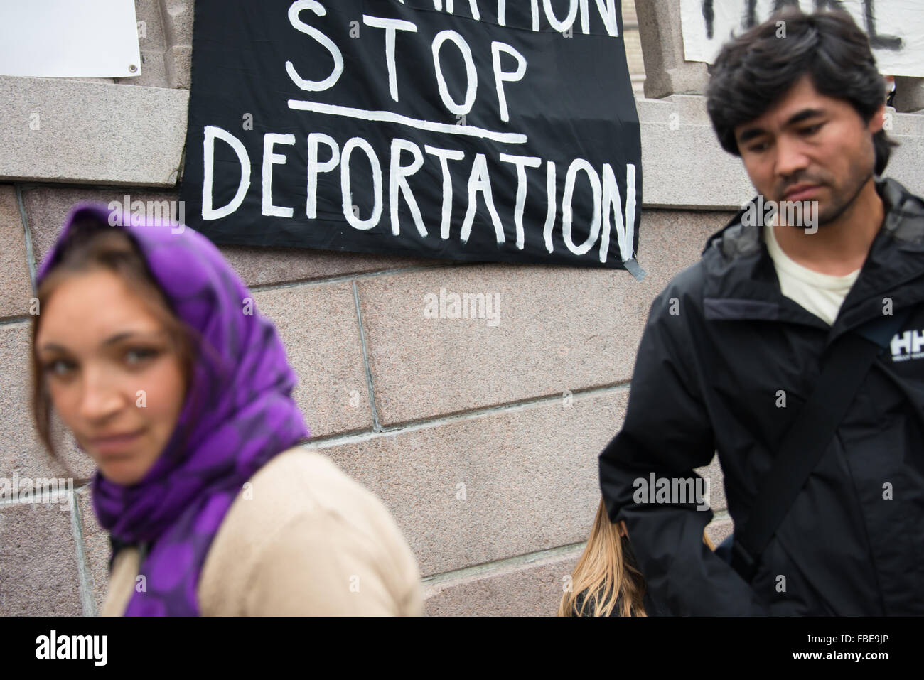 Une bannière se lit, 'Stop' d'expulsion, au cours d'une manifestation en soutien de réfugiés syriens à l'édifice du parlement à Oslo, Norvège, le 12 septembre 2015. Banque D'Images