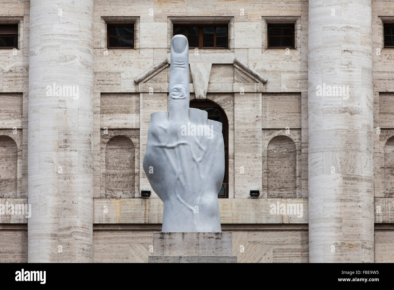 Sculpture par Maurizio Cattelan,Piazza Affari,Affari square,Milan Banque D'Images
