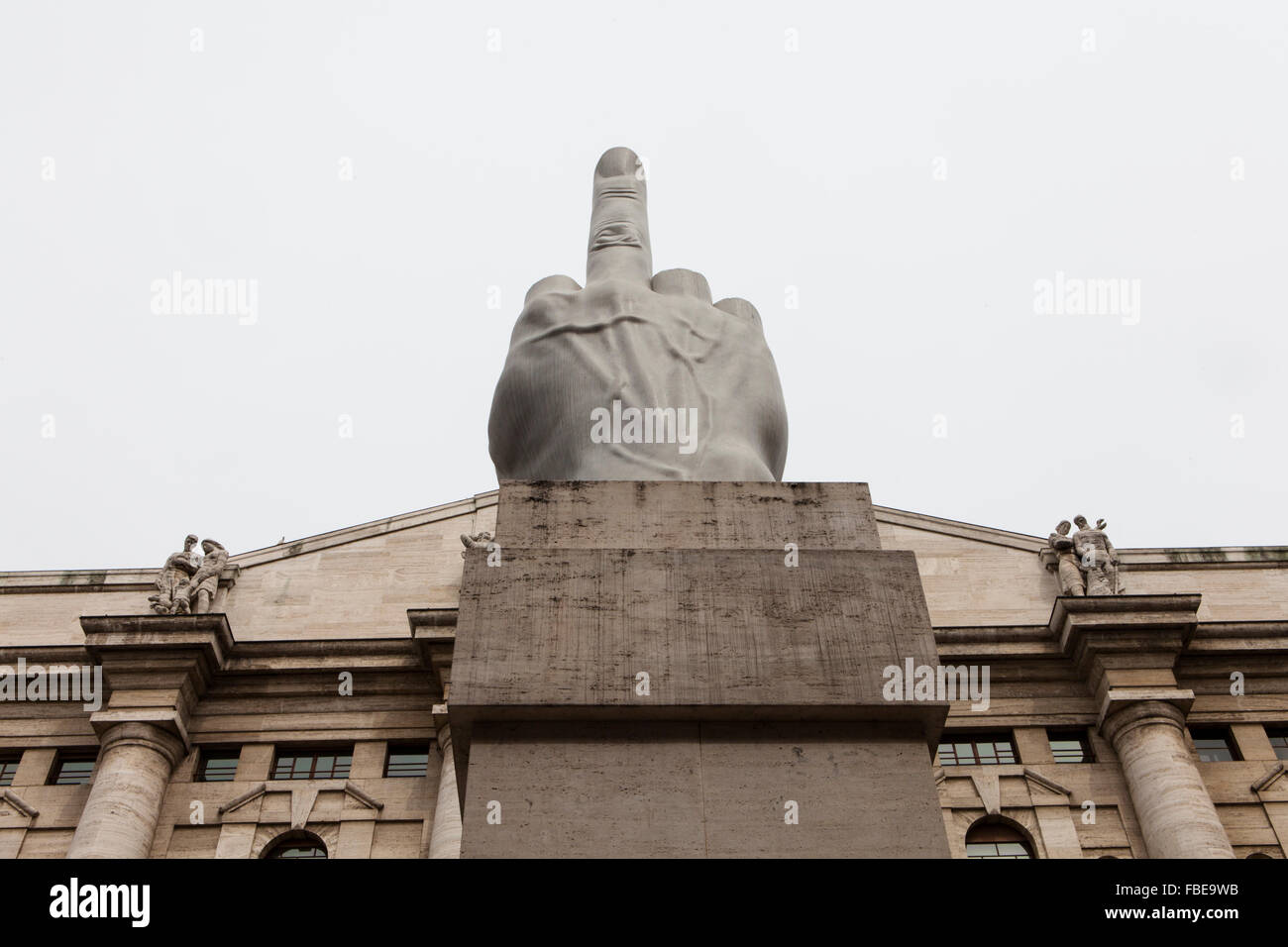 Sculpture par Maurizio Cattelan,Piazza Affari,Affari square,Milan Banque D'Images