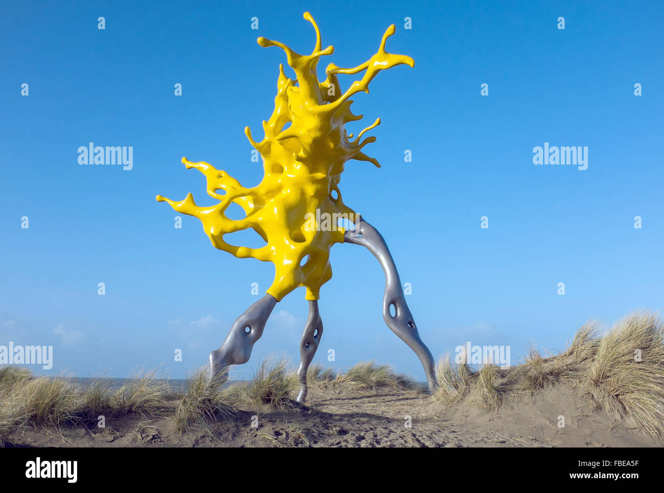 Westende, Belgique. 31 Dec, 2015. L'œuvre 'Olnetop" par l'artiste Nick Ervinck, brille dans des tons jaune vif sur le front de mer à Middelkerke, Belgique, 31 décembre 2015. Les huit mètres de hauteur, qui rappelle la sculpture d'éclaboussures vagues qui un rivage, fait partie de la sculpture park permanent sur la côte et a été conçue au cours de l'art project04 Beaufort en 2012. Photo : Lukas Schulze/DPA - PAS DE FIL - SERVICE/dpa/Alamy Live News Banque D'Images