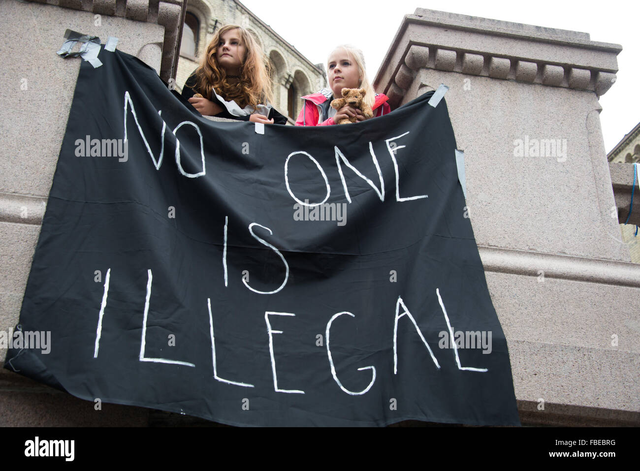 Ralliement des Norvégiens à l'appui de réfugiés syriens détiennent une bannière de la lecture, "Personne n'est illégal", en face de l'édifice du parlement à Oslo, Norvège, le 12 septembre 2015. Banque D'Images