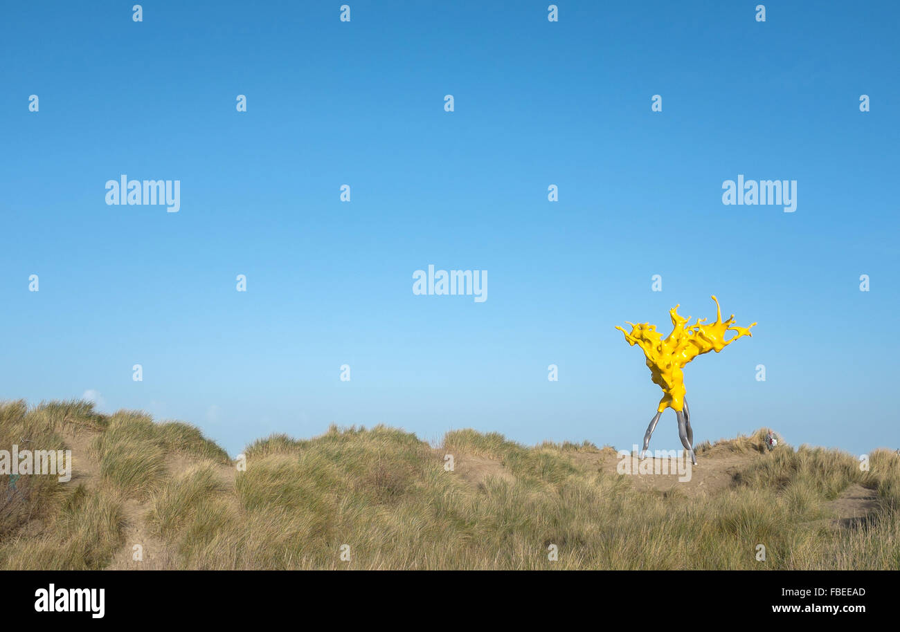 Westende, Belgique. 31 Dec, 2015. L'œuvre 'Olnetop" par l'artiste Nick Ervinck, brille dans des tons jaune vif sur le front de mer à Middelkerke, Belgique, 31 décembre 2015. Les huit mètres de hauteur, qui rappelle la sculpture d'éclaboussures vagues qui un rivage, fait partie de la sculpture park permanent sur la côte et a été conçue au cours de l'art project04 Beaufort en 2012. Photo : Lukas Schulze/DPA - PAS DE FIL - SERVICE/dpa/Alamy Live News Banque D'Images