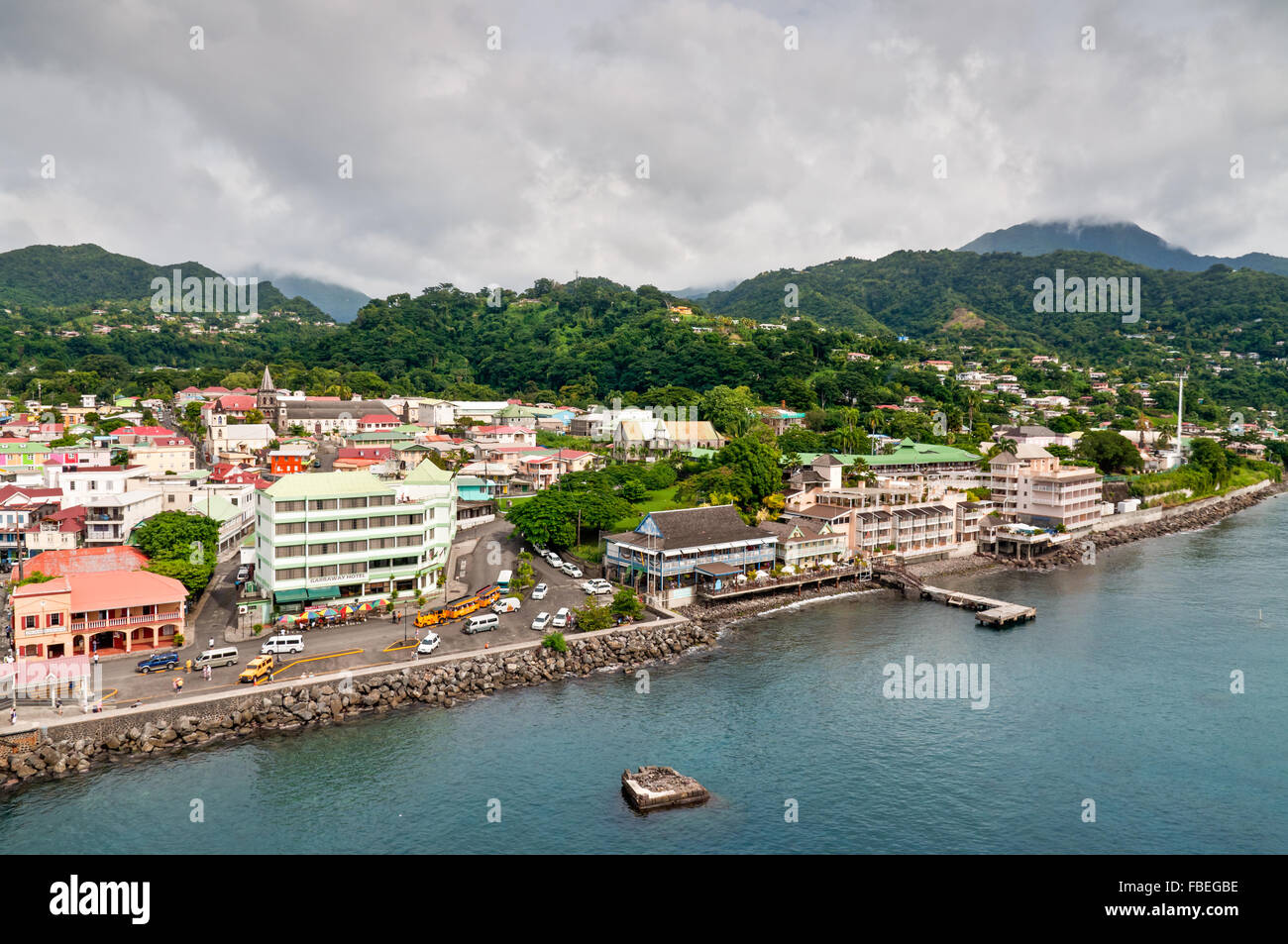 Un panorama de Roseau, capitale de la Dominique, prises à partir d'un bateau avec vue sur la ville. Banque D'Images