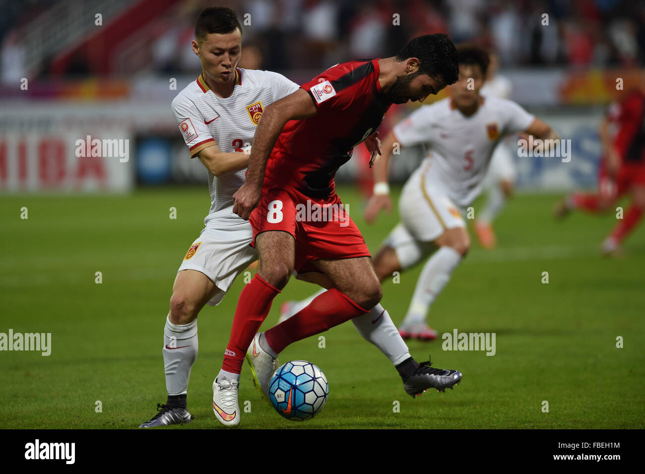 (160115) --DOHA, 15 janvier 2016(Xinhua) -- joueur chinois Mi Annemarie Jacir (L) fait concurrence au cours de l'AFC championnat U23 un match de groupe contre la Syrie à Doha, Qatar, le 15 janvier 2016. (Xinhua/Il Canling) Banque D'Images